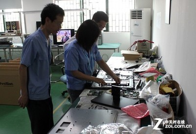 智能电视竟是他设计——探访维修咖啡壶底屏配技术的创始人黄睿军